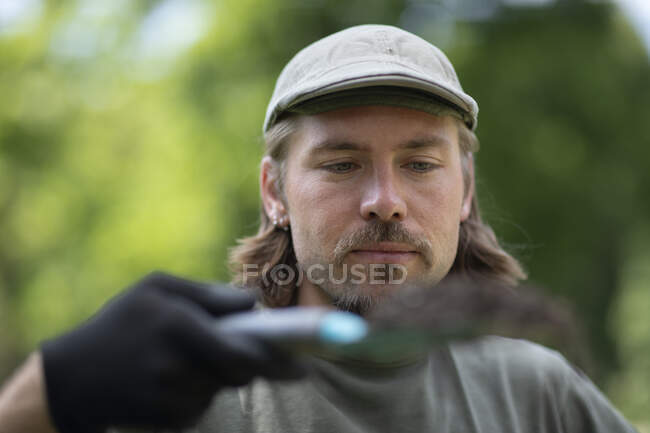 Portrait d'un homme tenant une truelle, Allemagne — Photo de stock