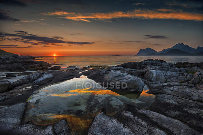 Pôr do sol à meia-noite em Sandnes, Flakstad, Lofoten, Nordland, Noruega — Fotografia de Stock