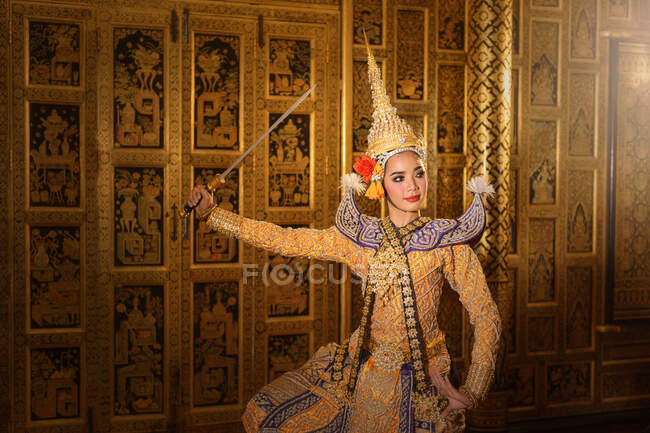 Женщина, исполняющая танец Кхон, Таиланд — стоковое фото