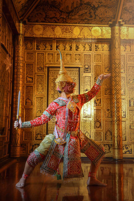 Mann führt Khon-Tanz auf, Thailand — Stockfoto