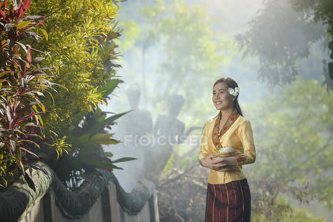 Mulher vestindo um traje tradicional do Laos, Laos — Fotografia de Stock