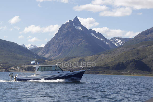 Bateau naviguant dans le canal Beagle, Ushuaia, Patagonie, Argentine — Photo de stock