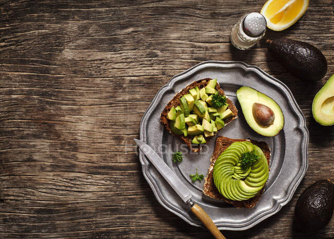 Rye bread toast with fresh avocado — Stock Photo