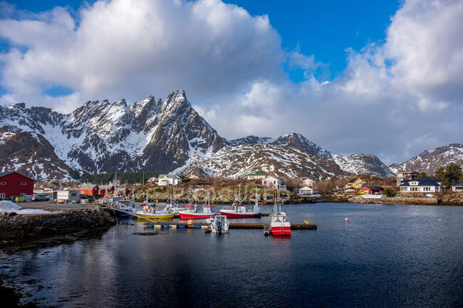 Bateaux de pêche, Ballstad, Vestvagoy, Lofoten, Nordland, Norvège — Photo de stock