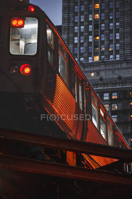 Zug fährt auf Hochbahngleisen, Chicago, Illinois, Vereinigte Staaten — Stockfoto