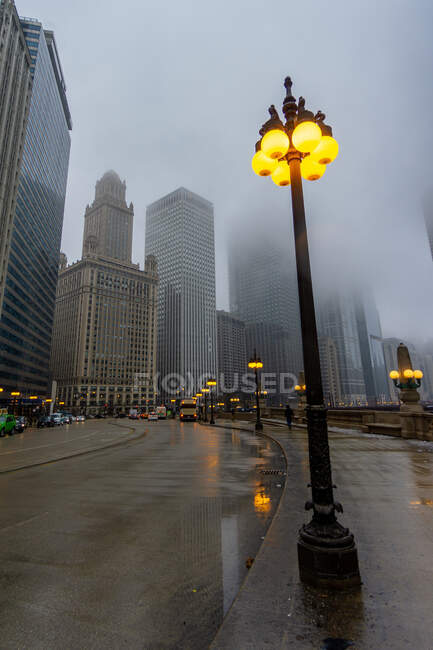 Farola en una noche de niebla en las calles de Chicago, Illinois, Estados Unidos - foto de stock