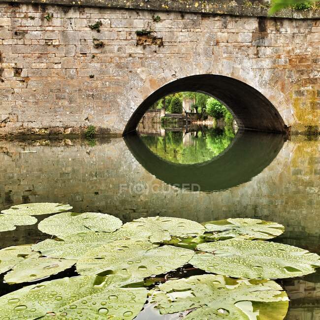 Pont en pierre traversant une rivière, France — Photo de stock