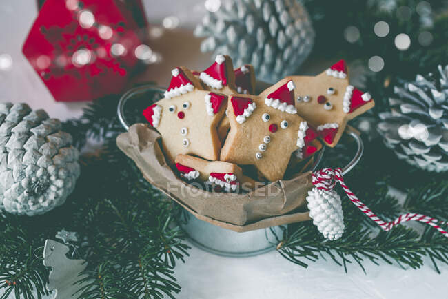 Eimer mit Weihnachtsgebäck umgeben von Weihnachtsdekoration — Stockfoto