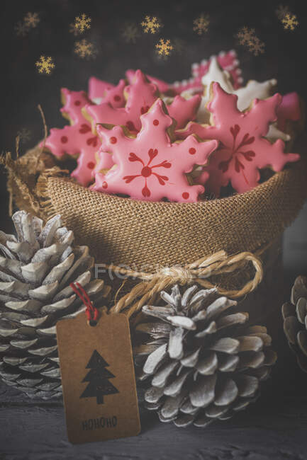 Galletas de copo de nieve de Navidad en una bolsa hessian - foto de stock