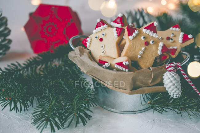 Cubo de galletas de Santa rodeado de decoraciones navideñas - foto de stock