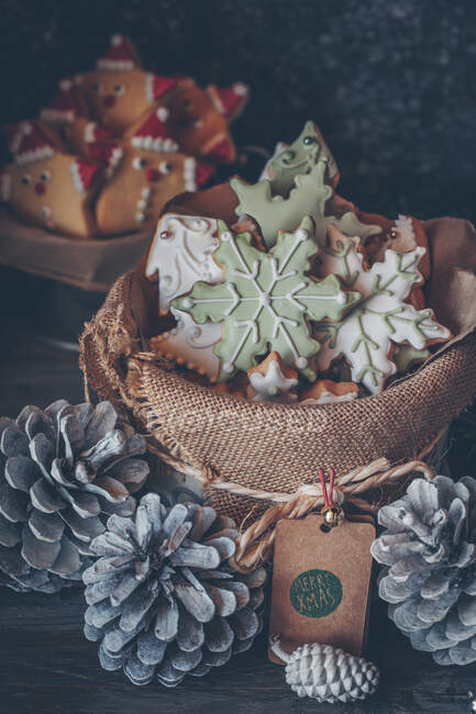 Fiocco di neve sabbia Santa biscotti circondati da decorazioni natalizie — Foto stock