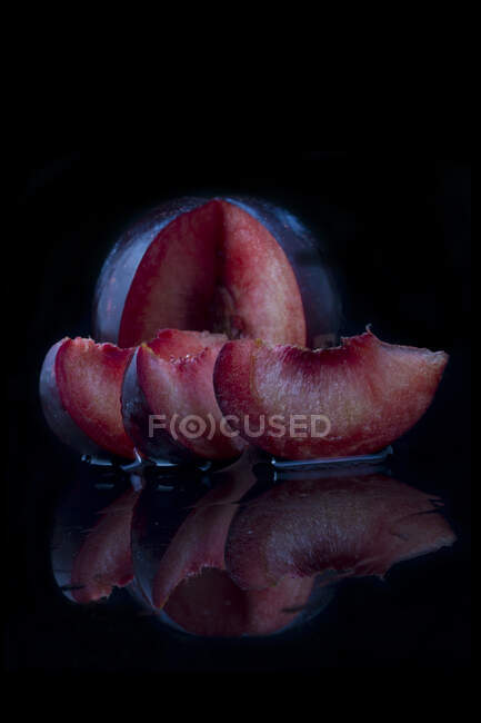 Close-up of plum slices on a table — Stock Photo