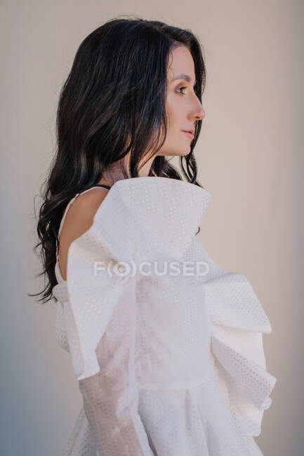 Mulher elegante em blusa branca olhando para longe — Fotografia de Stock