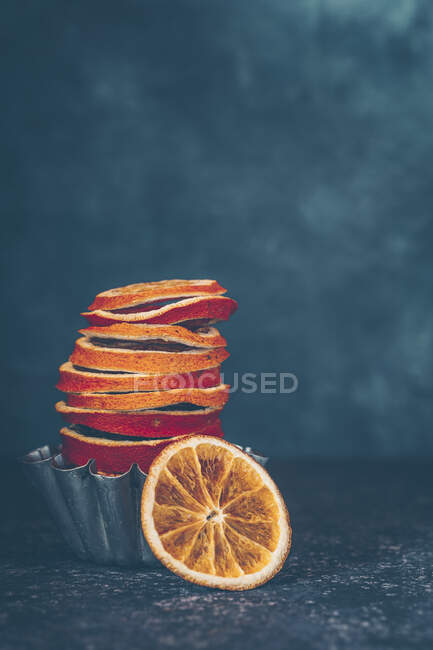Сушеные оранжевые ломтики в металлической тарелке — стоковое фото