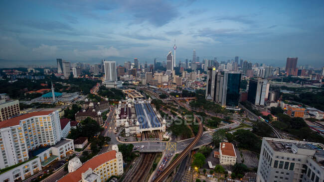 Centro de transporte y paisaje urbano aéreo, Kuala Lumpur, Malasia - foto de stock