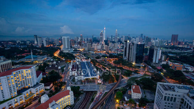 Centro de transporte y paisaje urbano aéreo, Kuala Lumpur, Malasia - foto de stock