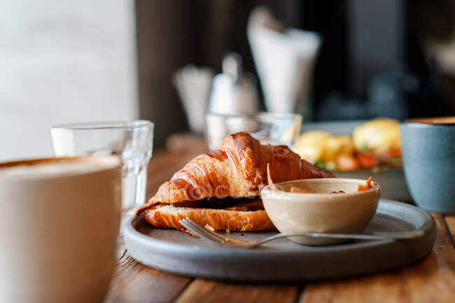 Croissant café da manhã com café — Fotografia de Stock
