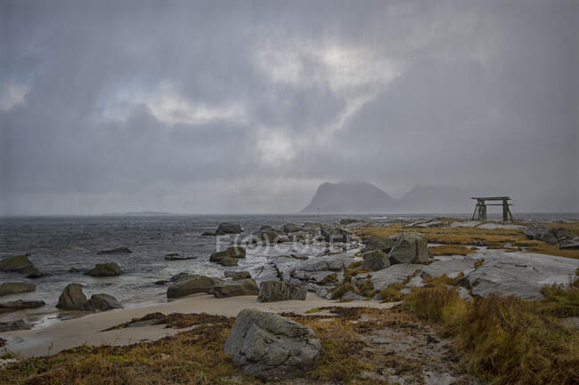 Prateleiras de secagem de peixe na praia durante uma tempestade, Utakleiv Beach, Lofoten, Nordland, Noruega — Fotografia de Stock