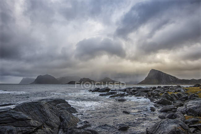 Tempestade na praia de Utakleiv, Lofoten, Nordland, Noruega — Fotografia de Stock