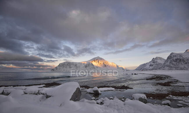 Plage de Skagen en hiver, Lofoten, Nordland, Norvège — Photo de stock