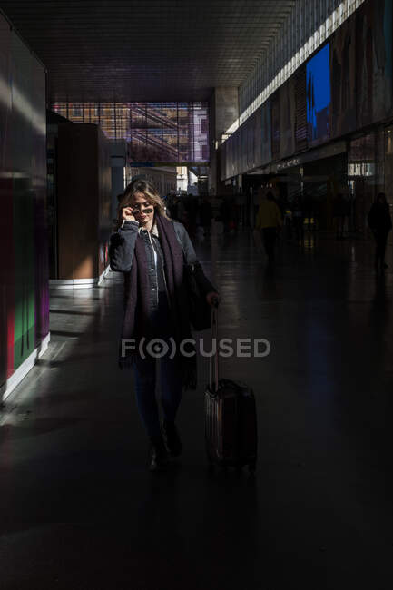Mulher caminhando através de uma estação de trem, Itália — Fotografia de Stock