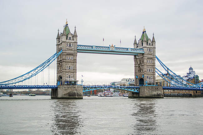 Tower Bridge over River Thames, Londres, Reino Unido - foto de stock