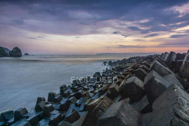 Defesas contra inundações na praia, Pancer Beach, Indonésia — Fotografia de Stock