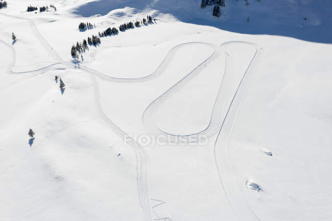 Vista aérea de una pista de patinaje en las montañas, Sportgastein, Gastein, Salzburgo, Austria - foto de stock