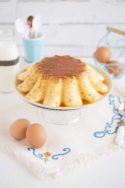 Creme Caramel Dessert auf einem Kuchenstand — Stockfoto