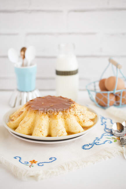 Sobremesa de caramelo de creme em uma banca de bolo — Fotografia de Stock