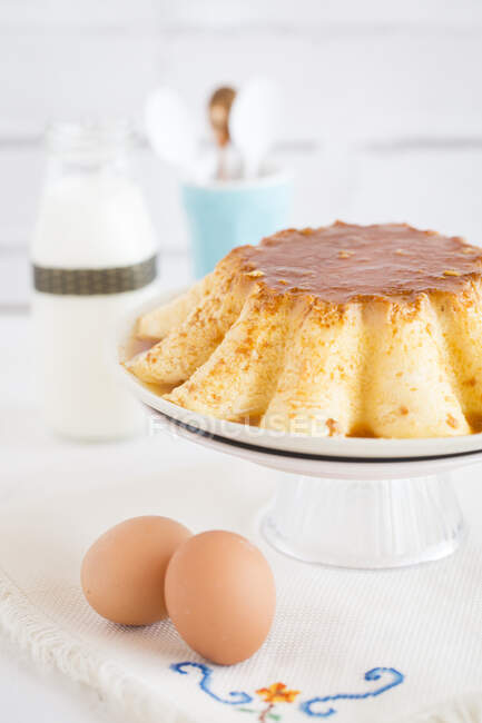Dessert au caramel crème sur un stand de gâteau — Photo de stock