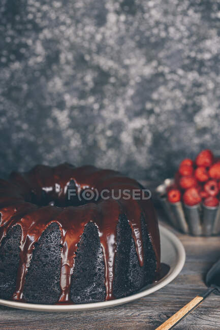 Bolo delicioso coberto com chocolate derretido, foco seletivo — Fotografia de Stock