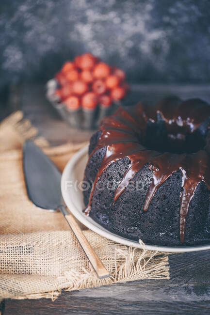 Смачний торт, покритий розтопленим шоколадом, вибірковий фокус — стокове фото