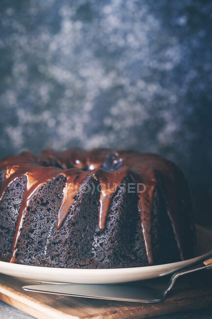 Délicieux gâteau recouvert de chocolat fondu, foyer sélectif — Photo de stock