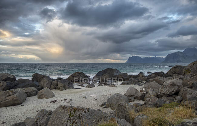 Playa rocosa, Myrland, Lofoten, Nordland, Noruega - foto de stock