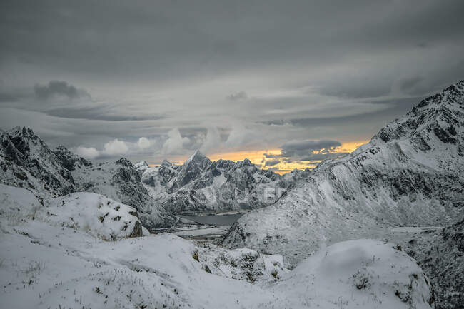 Neve coberto montanhas, Flakstad, Lofoten, Nordland, Noruega — Fotografia de Stock