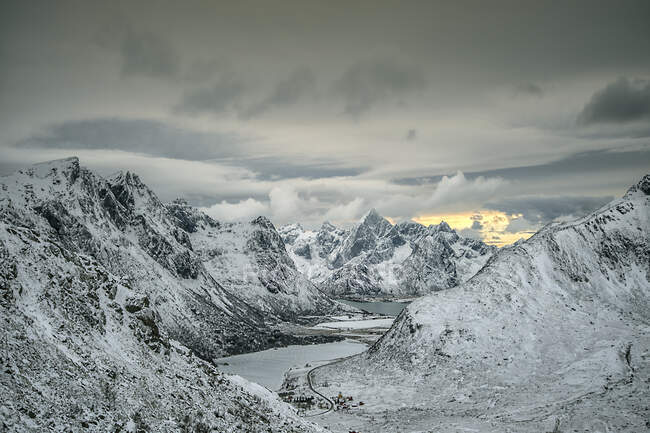 Montagnes enneigées, Flakstad, Lofoten, Nordland, Norvège — Photo de stock