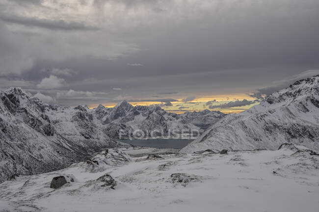 Vista del paisaje de invierno desde Mt Litjnappstijn cerca de Napp, Flakstad, Lofoten, Nordland, Noruega - foto de stock