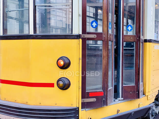Primer plano de una puerta de tranvía, Milán, Italia - foto de stock