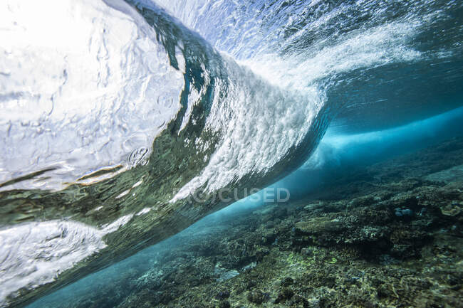 Vue sous-marine d'une vague se brisant sur un récif corallien, Maldives — Photo de stock