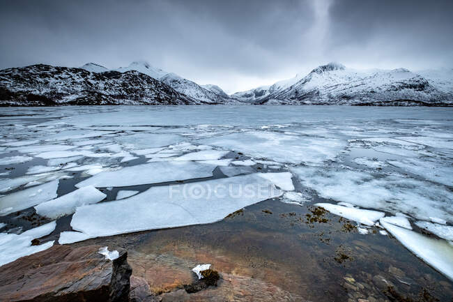 Gefrorener See in der Nähe des Flughafens Svolvaer, Austvagoya, Nordland, Norwegen — Stockfoto