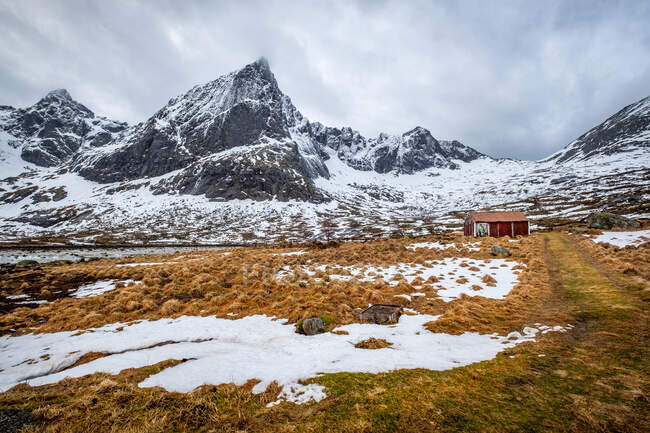 Wooden shack near Flakstad, Lofoten, Nordland, Norway — Stock Photo