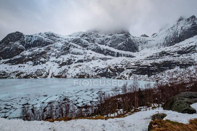 Nahaufnahme von gefrorenem Eis auf Storvatnet, Indre Fosen, Trondelag, Norwegen — Stockfoto