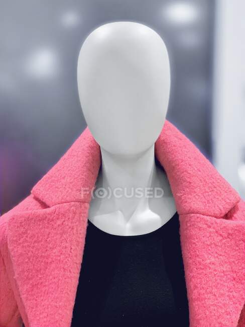 Abrigo rosa en un maniquí de tienda - foto de stock