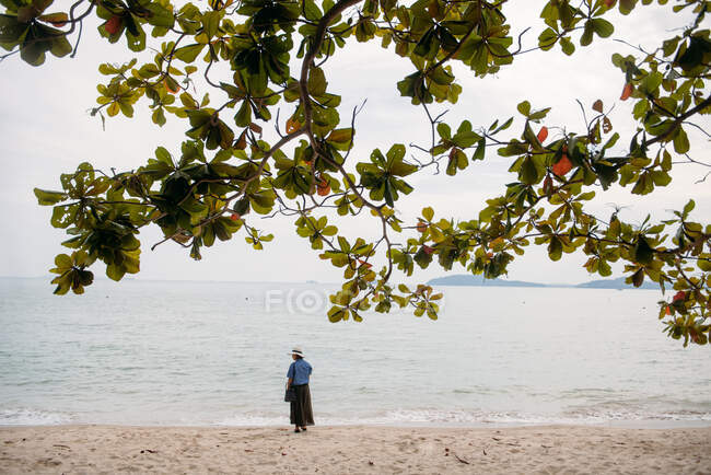 Donna in piedi sulla spiaggia, Thailandia — Foto stock