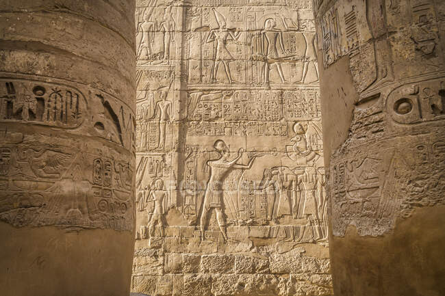 Großaufnahme von Wandschnitzereien, Große Hypostilhalle, Karnak-Tempel, Karnak, Luxor, Ägypten — Stockfoto
