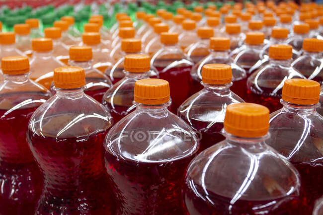 Gros plan sur les bouteilles de soda en plastique — Photo de stock