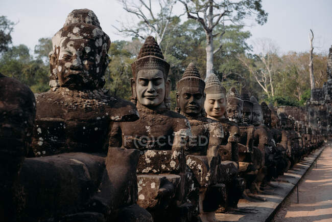 Estátuas seguidas, Angkor Wat, Siem Reap, Camboja — Fotografia de Stock