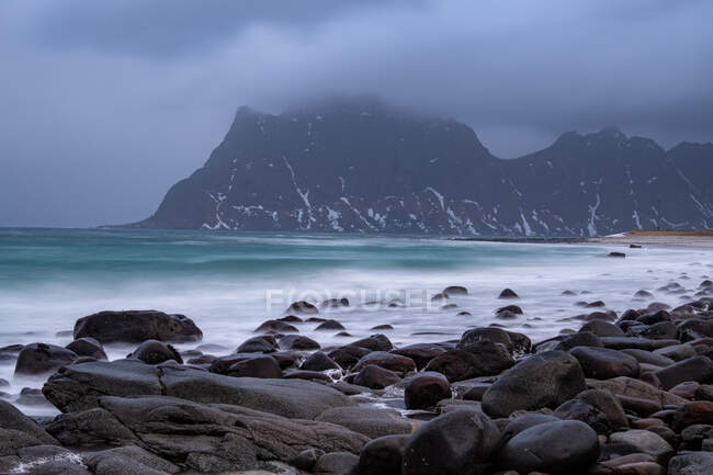 Tempestade na praia de Utakleiv, Lofoten, Nordland, Noruega — Fotografia de Stock