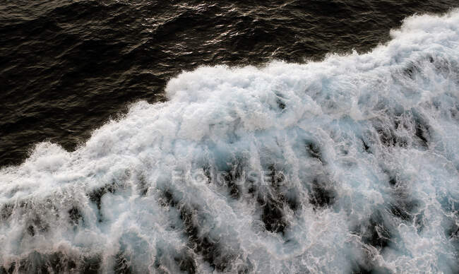 Vue aérienne des vagues qui s'écrasent dans l'océan, Barcelone, Espagne — Photo de stock